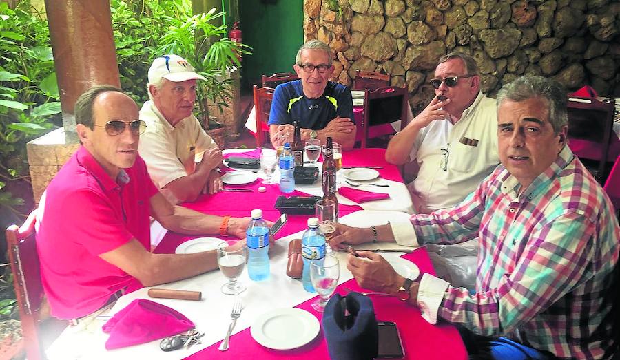 Fernando Rodilla, a la derecha, en un restaurante en La Habana. 