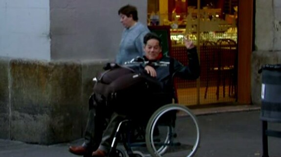 Jorge Sanz se cuela en silla de ruedas en un directo de TV3