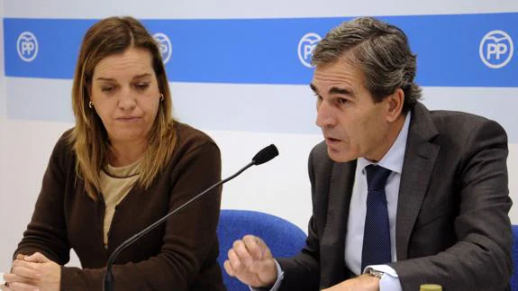 Juan José Sanz Vitorio, junto a María Ángeles García, explica las medidas.Efe