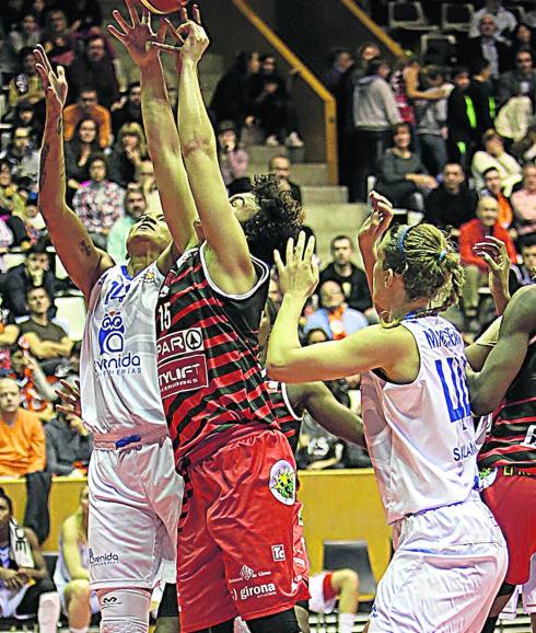 Erika de Souza, a la izquierda, lucha por un rebote ante Girona el domingo.