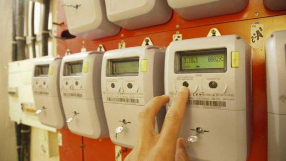 Un revisor comprueba el funcionamiento de un contador eléctrico. 