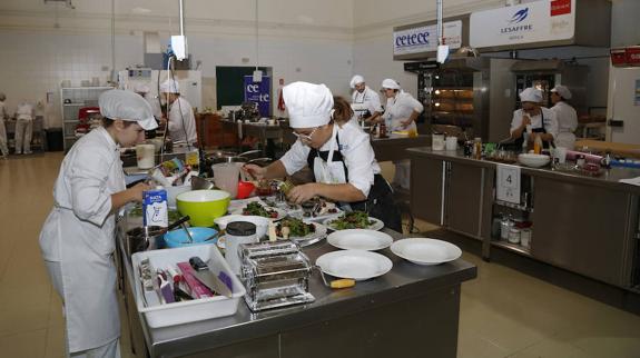 Participantes en el concurso trabajan en la cocina del Cetece. 