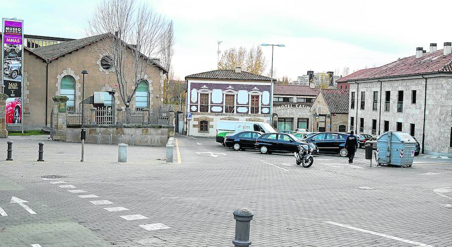 Actual aspecto de la plaza del Mercado Viejo, junto al Museo de Automoción, donde se habilitarán las dársenas para los autobuses. 