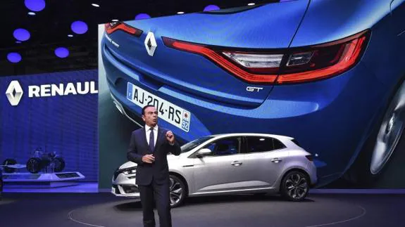 El presidente de Renault, Carlos Ghosn, presenta el nuevo Megane en el Salón Internacional del Motor en Fráncfort (Alemania) el 15 de septiembre de 2015. / 