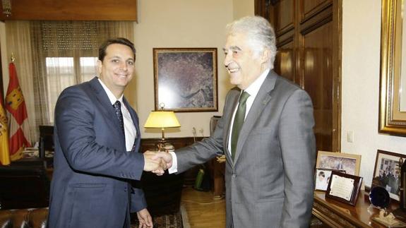 José Luis Castejón, director de la carcel de Topas, saluda a Javier Galán, anterior subdelegado del Gobierno en Salamanca.