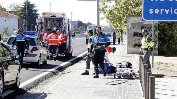 Los servicios sanitarios atienden a un ciclista atropellado en Palencia. 