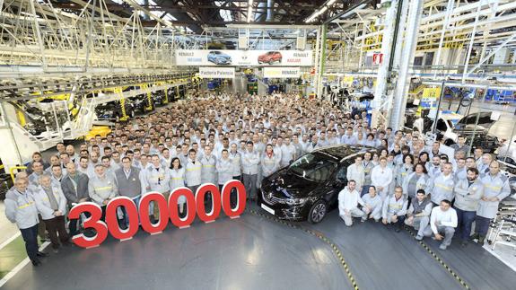 Foto de familia de la plantilla de la fábrica de Renault en Palencia, con el modelo 300.000 fabrica en menos de un año. 