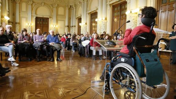 Rocío Molpeceres, de la asociación de parálisis cerebral, durante su intervención en la Casa Consistorial.