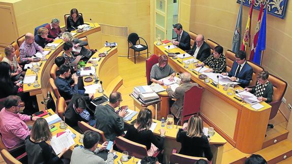 Panorámica del salón de plenos del Ayuntamiento de Segovia, durante la sesión ordinaria celebrada ayer. 