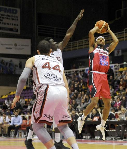 Wade-Chatman lanza por encima de un rival. 