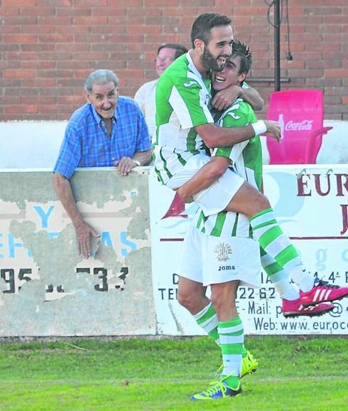 Diego Quirós celebrando un gol esta temporada con la Cebrereña. 