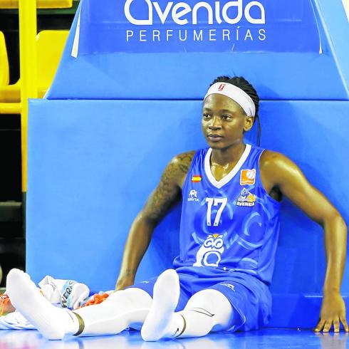 Erica Wheeler descansa tras el último partido en Würzburg de Perfumerías Avenida.
