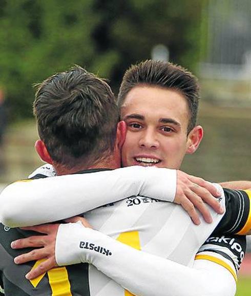 Álex González celebra el segundo gol ante el Almazán. 
