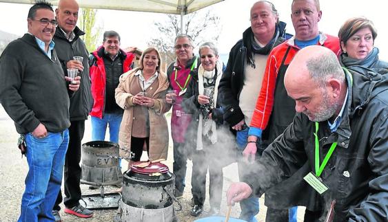 Un grupo de participantes cocina en las ollas ferroviarias en Vallejo de Orbó.