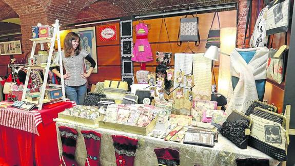 Puesto con algunos de los complementos que se pueden ver estos días en al Feria creativa y vintage Salamarket. 