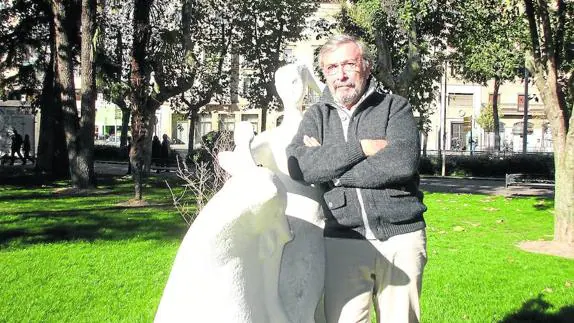 Santiago Bayón posa junto a una de las esculturas del parque de La Alamedilla.