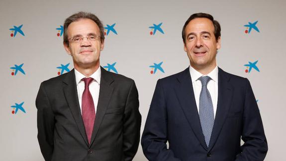 Jordi Gual, a la izquierda, y Gonzalo Gortázar, presidente y consejero delegado de CaixaBank, respectivamente. 