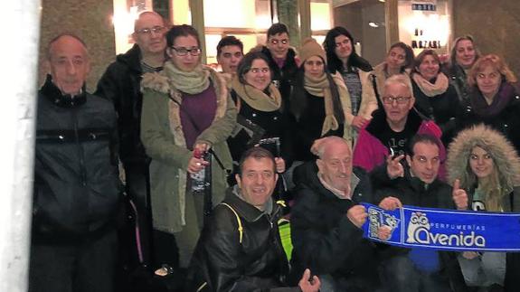 Aficionados de la peña La Ranita de Avenida a su llegada ayer a Viena antes de viajar hoy a Sopron para ver el partido del equipo salmantino. 