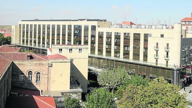 El edificio del hotel Corona Sol, situado en la calle de nueva apertura Víctor García de la Concha y que oculta con sus dimensiones a los bloques de pisos situados en su trasera, la calle Alarcón.