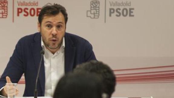 Óscar Puente, en un acto con militantes socialistas.