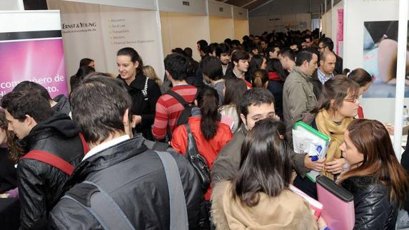 Los españoles encuentran su primer empleo a los 23 años