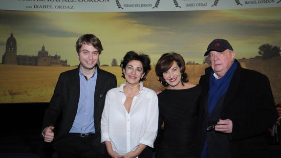 El director Rafael Gordon (derecha) y los actores Isabel Ordaz (2i), Alfonso Arranz y Arantxa de Juan, ayer en Segovia. 