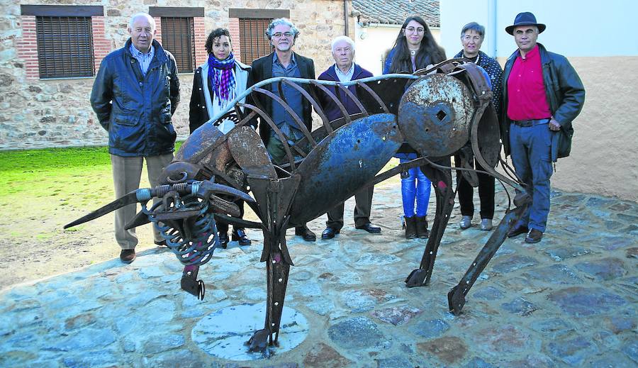 Autoridades de Morille y pueblos cercanos y el artista José Antonio Elvira posan junto a las dos autoras y la obra de Isabel Hernández. 