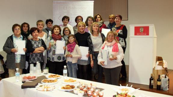 Las participantes en la iniciativa posan junto a algunos de los platos que se degustaron en el encuentro. M. Rico