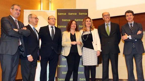 Responsables de Bankia y de la Fundación Caja Segovia en la entrega de las ayudas a proyectos sociales.