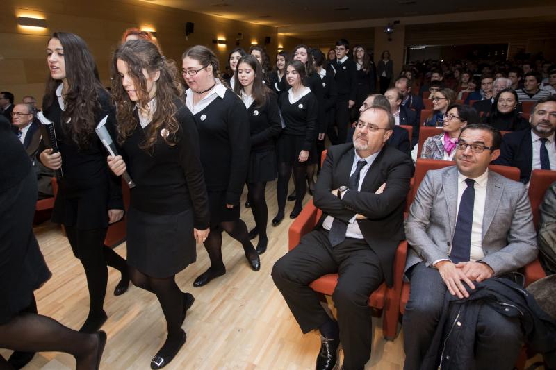 El coro del instituto Nuñez de Arce hace su entrada en la sala donde se entregaron los premios. 