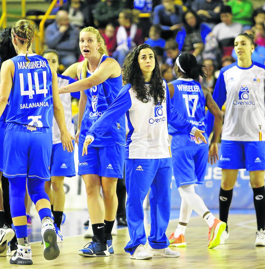 Silvia Domínguez da la mano a sus compañeras en un tiempo muerto. 