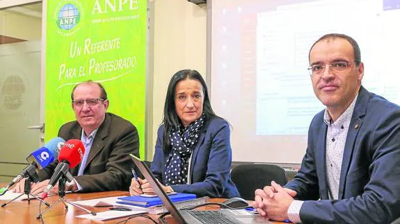 Nicolás Ávila, Pilar Gredilla y Jesús Niño ayer en la sede de ANPE Salamanca. 