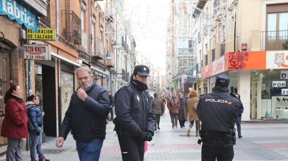 Dos policías vigilan la calle Mantería