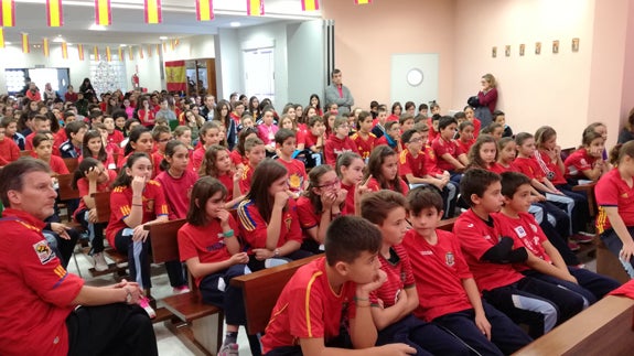 Vicente Del Bosque anima a los alumnos del Colegio amor de Dios de Arévalo a la práctica del deporte