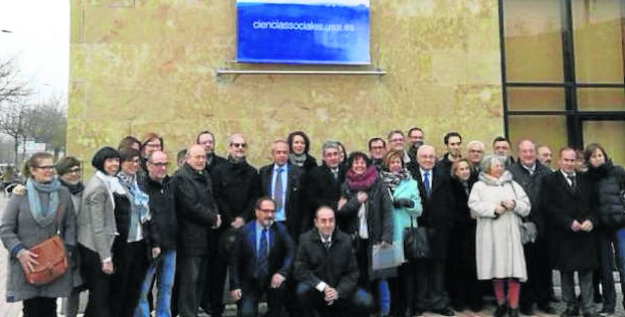 Foto de familia, con el rector y el decano José Manuel del Barrio a la cabeza, frente a la fachada de la Facultad de Ciencias Sociales, que ayer celebró sus 25 años. 