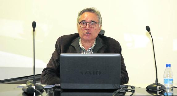 El profesor Arturo Caballero Bastardo, durante su ponencia, en la Casa Junco.