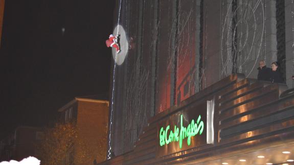 Papa Noel descendió por la fachada de El Corte Inglés de Paseo de Zorrilla