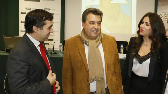 Barrio, entre José Antonio Otero, secretario general de la UEMC, y la rectora, Imelda Rodríguez Escanciano.