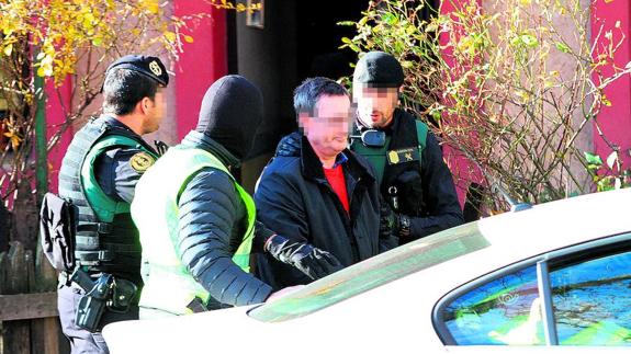 La Guardia Civil conduce a Fernández Aceña tras el registro practicado en una casa de Valsaín (Segovia) el pasado martes.