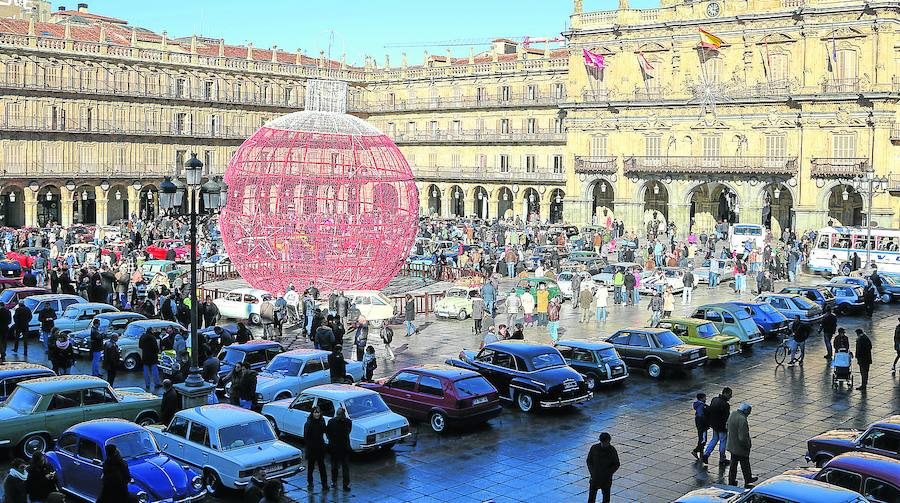 Los coches clásicos aparcados en torno a la bola de Navidad. 