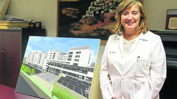 Cristina Granados muestra la última maqueta del nuevo hospital que ha llegado a sus manos. 