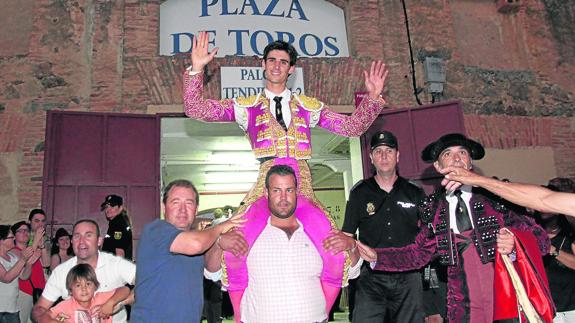 En la imagen superior, Víctor Barrio sale a hombros de la plaza de toros de Segovia, tras la corrida de San Pedro de 2015. 