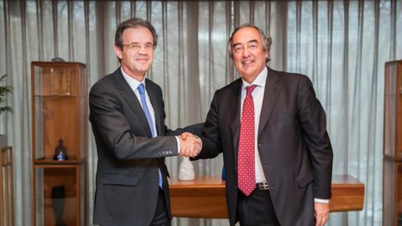 Jordi Gual y Juan Rosell se saludan tras la firma del nuevo acuerdo de financiación. 