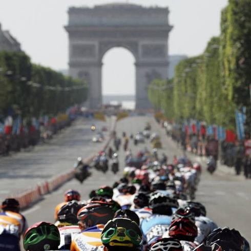 El pelotón del Tour de 2004 circula por los Campos Elíseos, una de las etapas más aburridas de la carrera tradicionalmente.