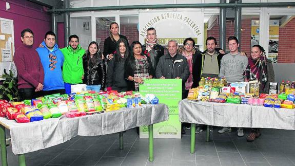 Recogida de alimentos en el instituto Camino de la Miranda, este lunes.