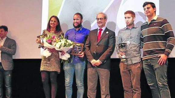 Gema Martín, Javier Bernal, el rector y representantes del equipo de rugby.