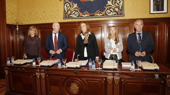 Mesa presidencial del pleno de la Diputación.