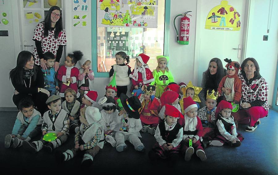 Alumnos de la Escuela Infantil disfrazados para la gran fiesta de Navidad.