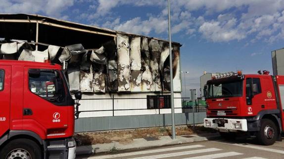 Dos camiones de los Bomberos de la Diputación de Valladolid durante una de sus actuaciones.