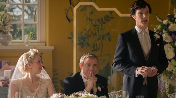 Mary Watson (Amanda Abbington), John Watson (Martin Freeman) y Sherlock Holmes (Benedict Cumberbach) en un fotograma de la serie que protagonizan.